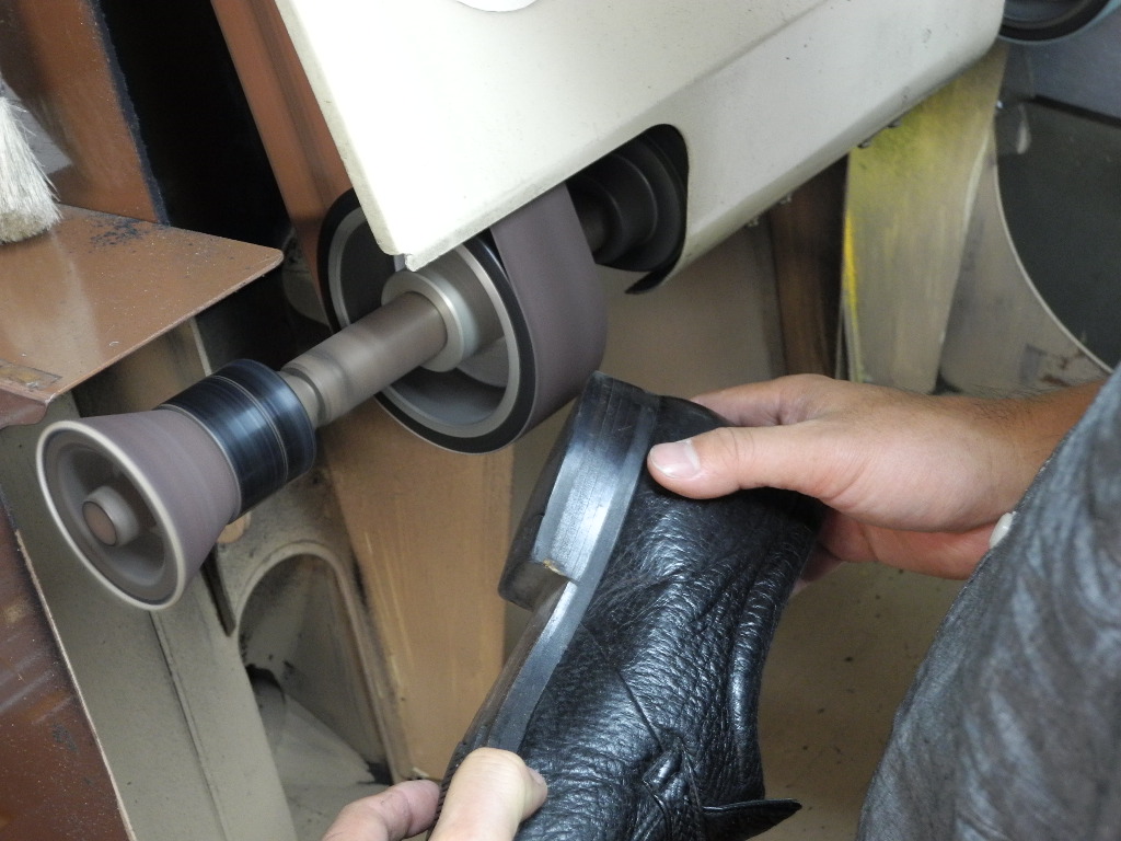 靴の修理やインソールの補正に使うグラインダーです。